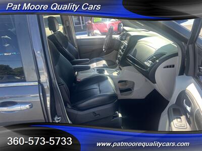 2016 Chrysler Town & Country Limited Platinum   - Photo 13 - Vancouver, WA 98686
