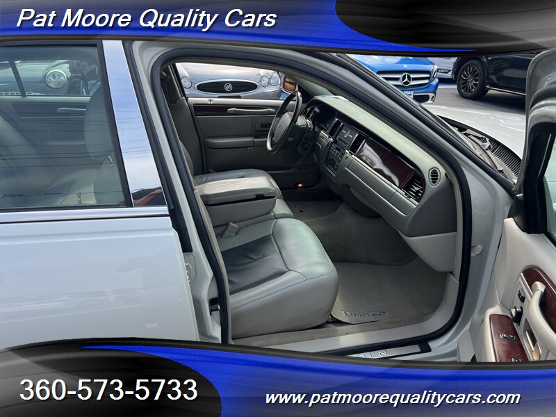2005 Lincoln Town Car Signature Limited - Photo 13 - Vancouver, WA 98686
