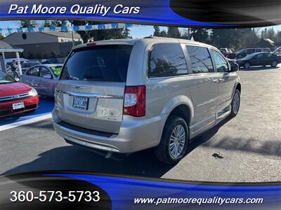 2014 Chrysler Town & Country Touring-L  Braunn Mobility Wheelchair Van Like New w/ Only 18k mi. - Photo 4 - Vancouver, WA 98686