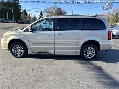 2014 Chrysler Town & Country Touring-L  Braunn Mobility Wheelchair Van Like New w/ Only 18k mi.