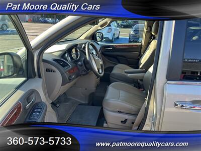 2014 Chrysler Town & Country Touring-L  Braunn Mobility Wheelchair Van Like New w/ Only 18k mi. - Photo 8 - Vancouver, WA 98686