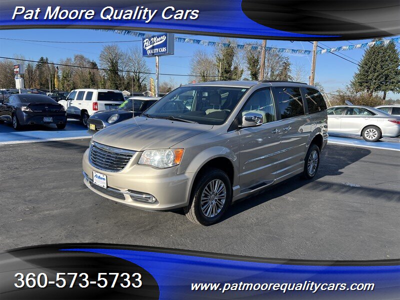 2014 Chrysler Town & Country Touring-L Braunn Mobility Wheelchair Van Like New w/ Only 18k mi. - Photo 1 - Vancouver, WA 98686