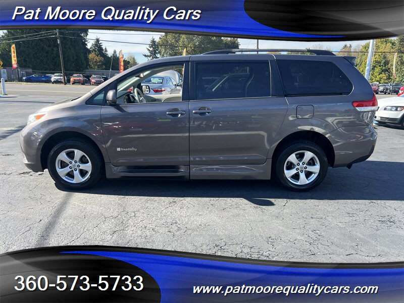 2014 Toyota Sienna LE Mobility 7-Passenger Braun Mobility Braun Handicap/ Wheelchair Mobilty Van - Photo 2 - Vancouver, WA 98686