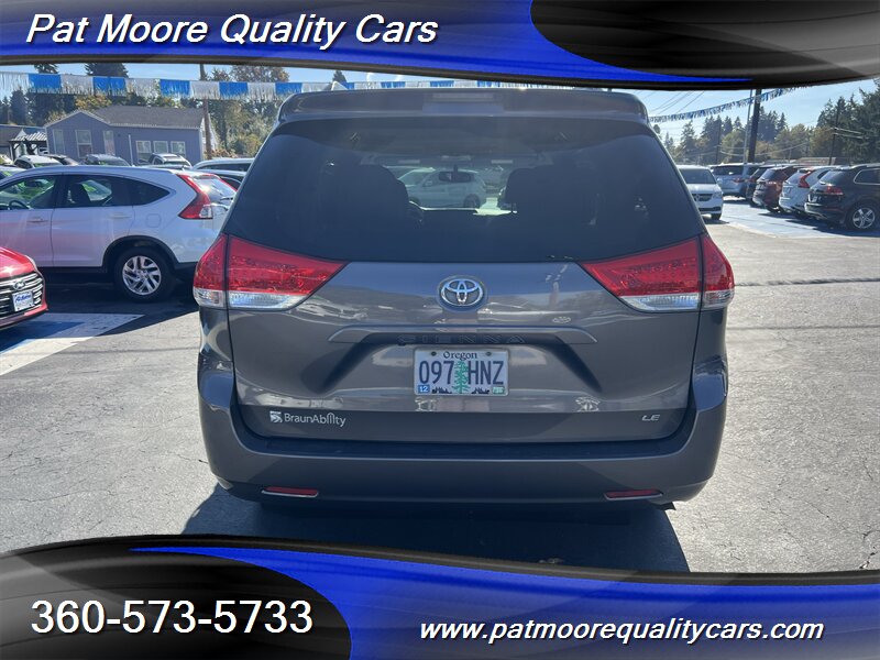 2014 Toyota Sienna LE Mobility 7-Passenger Braun Mobility Braun Handicap/ Wheelchair Mobilty Van - Photo 4 - Vancouver, WA 98686
