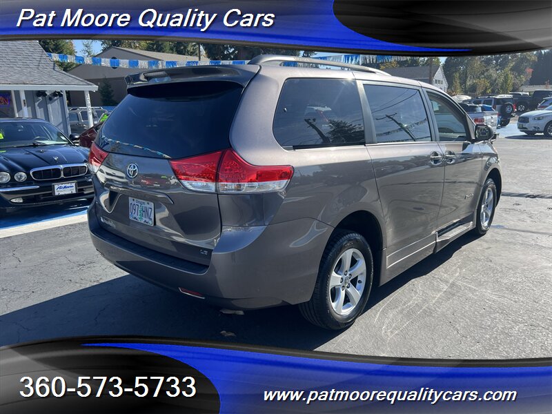 2014 Toyota Sienna LE Mobility 7-Passenger Braun Mobility Braun Handicap/ Wheelchair Mobilty Van - Photo 5 - Vancouver, WA 98686