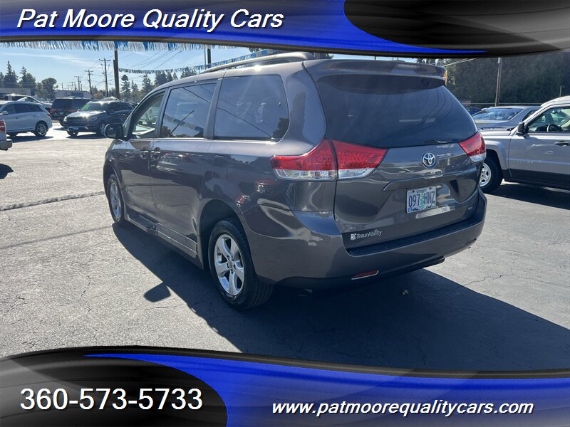 2014 Toyota Sienna LE Mobility 7-Passenger Braun Mobility Braun Handicap/ Wheelchair Mobilty Van - Photo 3 - Vancouver, WA 98686