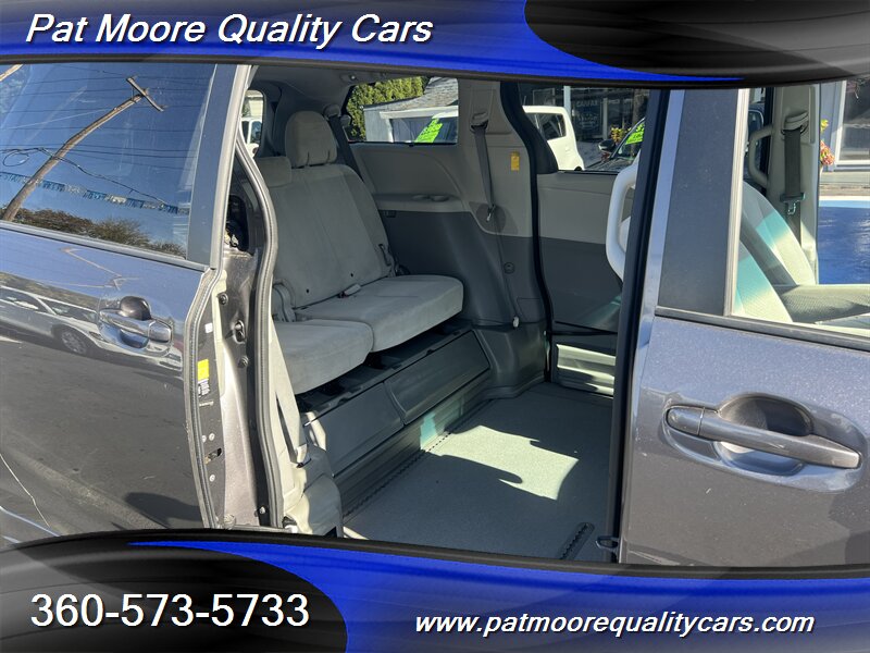 2014 Toyota Sienna LE Mobility 7-Passenger Braun Mobility Braun Handicap/ Wheelchair Mobilty Van - Photo 13 - Vancouver, WA 98686