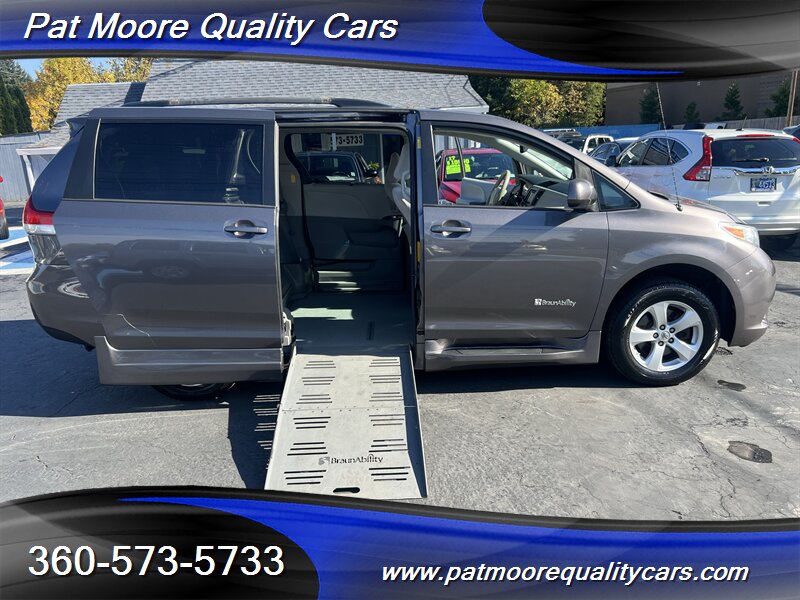 2014 Toyota Sienna LE Mobility 7-Passenger Braun Mobility Braun Handicap/ Wheelchair Mobilty Van - Photo 12 - Vancouver, WA 98686
