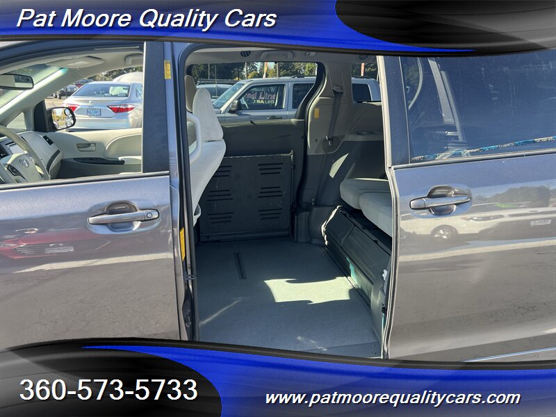 2014 Toyota Sienna LE Mobility 7-Passenger Braun Mobility Braun Handicap/ Wheelchair Mobilty Van - Photo 10 - Vancouver, WA 98686