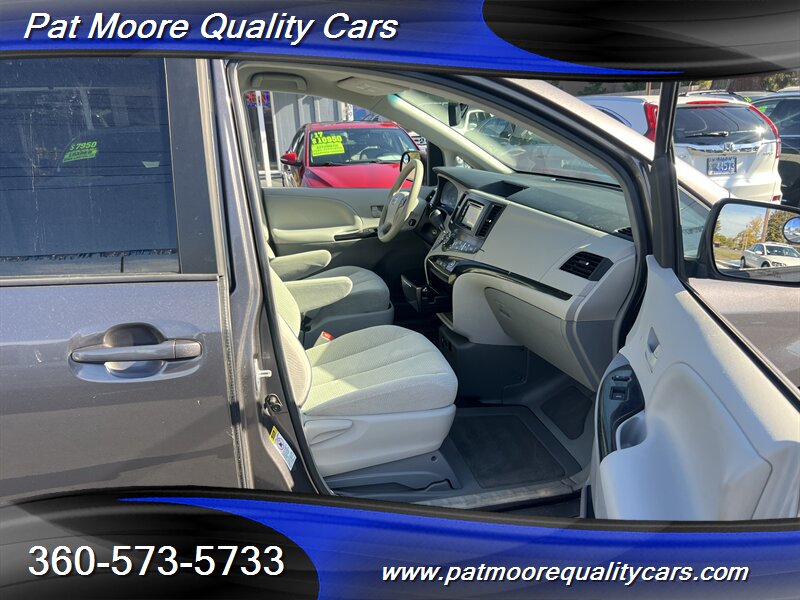 2014 Toyota Sienna LE Mobility 7-Passenger Braun Mobility Braun Handicap/ Wheelchair Mobilty Van - Photo 14 - Vancouver, WA 98686