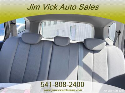 2007 Kia Rondo LX   - Photo 11 - North Bend, OR 97459