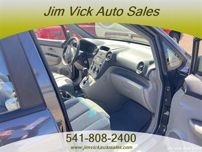 2007 Kia Rondo LX   - Photo 7 - North Bend, OR 97459