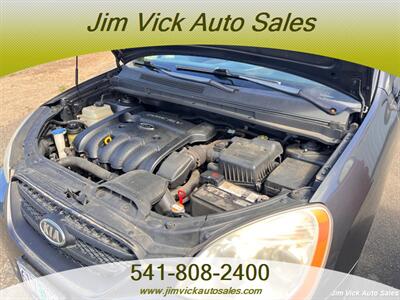 2007 Kia Rondo LX   - Photo 12 - North Bend, OR 97459