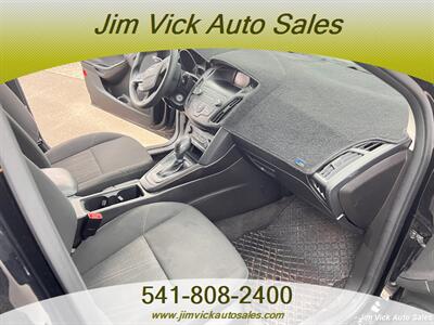 2018 Ford Focus SE - Photo 6 - North Bend, OR 97459