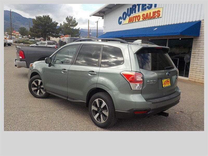 2017 Subaru Forester 2.5i Premium photo 3