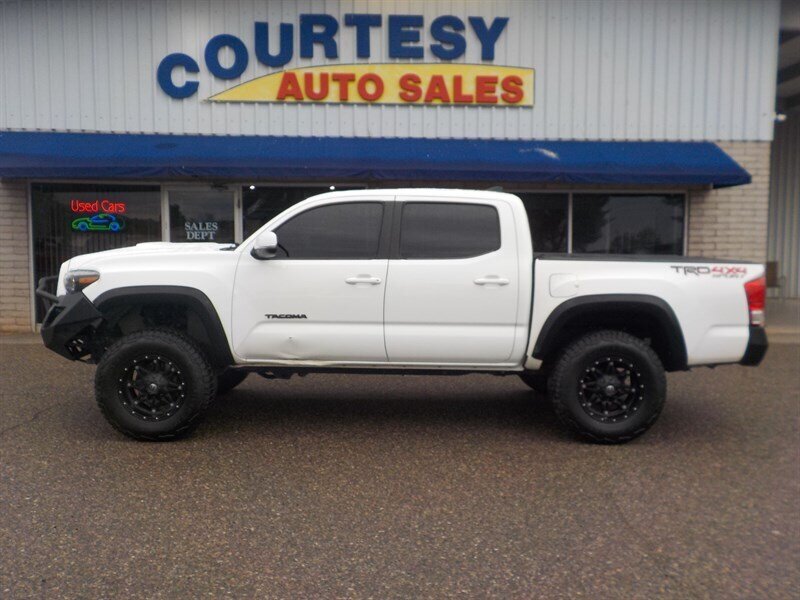 2016 Toyota Tacoma TRD Sport photo 3