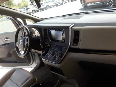 2018 Toyota Sienna XLE Premium 7-Passenger   - Photo 18 - Cottonwood, AZ 86326