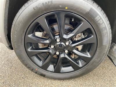 2019 Jeep Grand Cherokee Laredo   - Photo 10 - Morgantown, WV 26505