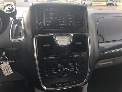 2015 Chrysler Town & Country Touring   - Photo 28 - Owatonna, MN 55060