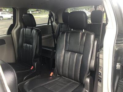 2015 Chrysler Town & Country Touring   - Photo 18 - Owatonna, MN 55060