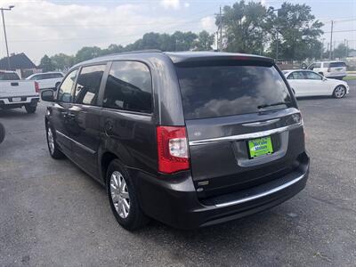 2015 Chrysler Town & Country Touring   - Photo 7 - Owatonna, MN 55060