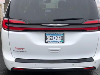 2022 Chrysler Pacifica Touring L   - Photo 9 - Owatonna, MN 55060