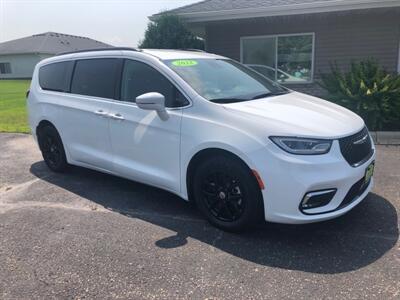 2022 Chrysler Pacifica Touring L   - Photo 2 - Owatonna, MN 55060