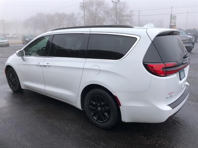 2022 Chrysler Pacifica Touring L   - Photo 6 - Owatonna, MN 55060