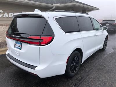 2022 Chrysler Pacifica Touring L   - Photo 8 - Owatonna, MN 55060