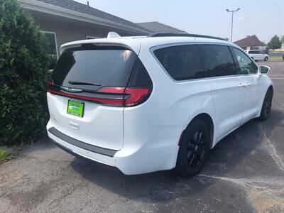 2022 Chrysler Pacifica Touring L   - Photo 7 - Owatonna, MN 55060