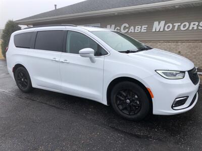 2022 Chrysler Pacifica Touring L   - Photo 2 - Owatonna, MN 55060