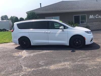 2022 Chrysler Pacifica Touring L   - Photo 1 - Owatonna, MN 55060