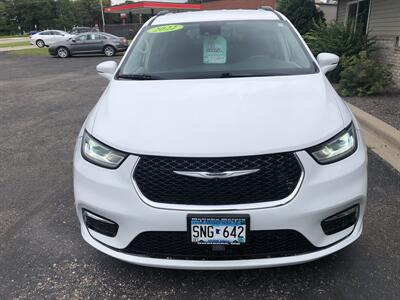 2022 Chrysler Pacifica Touring L   - Photo 4 - Owatonna, MN 55060