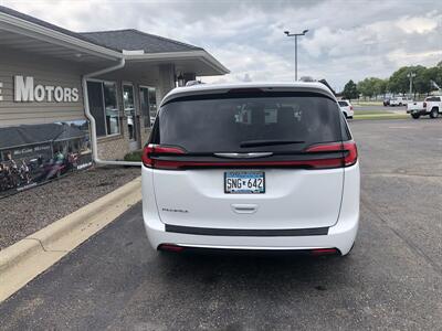 2022 Chrysler Pacifica Touring L   - Photo 5 - Owatonna, MN 55060