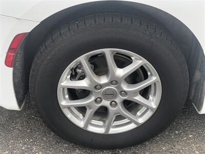 2022 Chrysler Pacifica Touring L   - Photo 8 - Owatonna, MN 55060