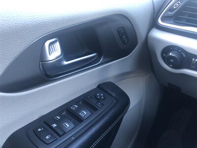 2022 Chrysler Pacifica Touring L   - Photo 34 - Owatonna, MN 55060