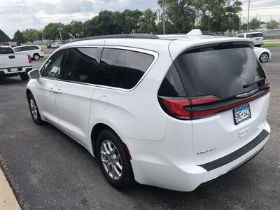 2022 Chrysler Pacifica Touring L   - Photo 2 - Owatonna, MN 55060