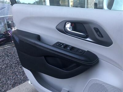 2022 Chrysler Pacifica Touring L   - Photo 37 - Owatonna, MN 55060
