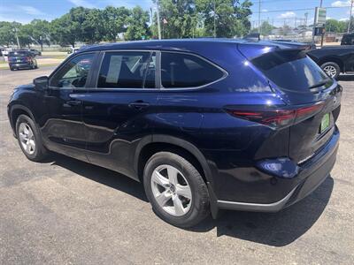 2024 Toyota Highlander LE   - Photo 6 - Owatonna, MN 55060