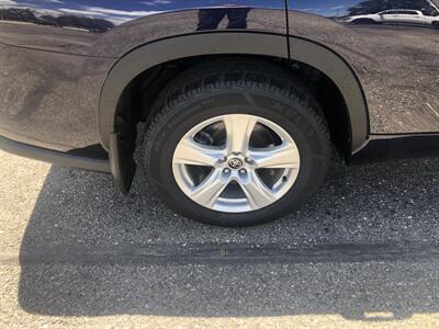 2024 Toyota Highlander LE   - Photo 10 - Owatonna, MN 55060