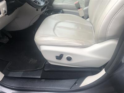 2019 Chrysler Pacifica Touring L   - Photo 13 - Owatonna, MN 55060