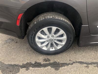 2019 Chrysler Pacifica Touring L   - Photo 10 - Owatonna, MN 55060