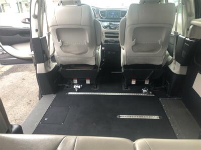 2019 Chrysler Pacifica Touring L   - Photo 18 - Owatonna, MN 55060