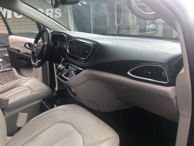 2019 Chrysler Pacifica Touring L   - Photo 20 - Owatonna, MN 55060