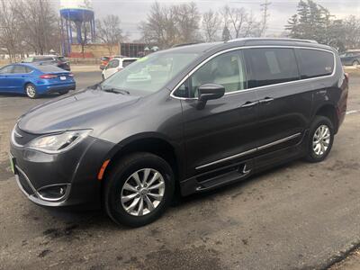 2019 Chrysler Pacifica Touring L   - Photo 4 - Owatonna, MN 55060