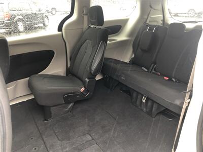 2022 Chrysler Voyager LX   - Photo 13 - Owatonna, MN 55060