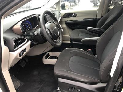 2022 Chrysler Voyager LX   - Photo 10 - Owatonna, MN 55060