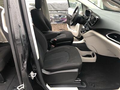 2022 Chrysler Voyager LX   - Photo 16 - Owatonna, MN 55060