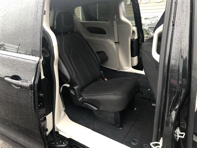 2022 Chrysler Voyager LX   - Photo 15 - Owatonna, MN 55060