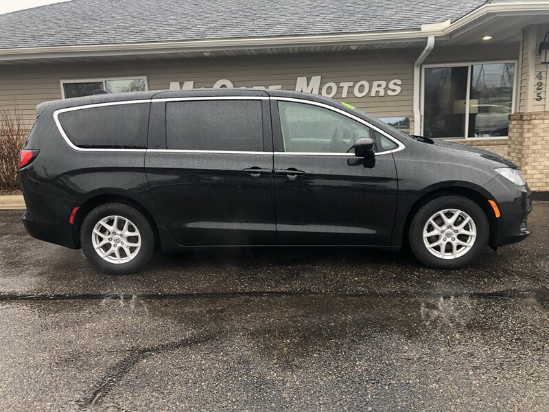 2022 Chrysler Voyager LX   - Photo 1 - Owatonna, MN 55060